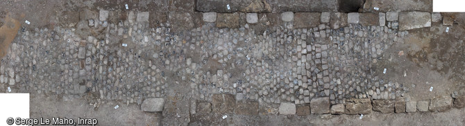 Restitution photogrammétrique du chemin pavé moderne (XVIIIe ou XIXe siècle) du site archéologique du temple Saint-Eloi à Rouen (Seine-Maritime).