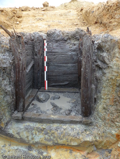 Cuvelage d'un puits en bois, dont la partie inférieure est conservée sur plus d'un mètre de hauteur, IIe-Ier siècle avant notre ère, à Saint-Flour (Cantal) 