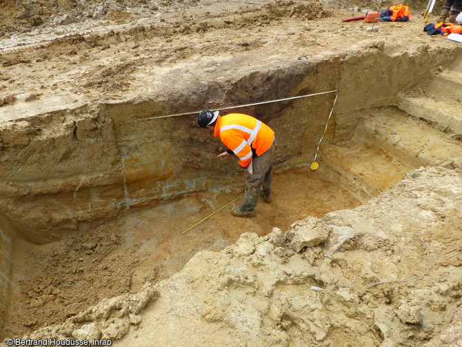 Etude de la coupe d'une fosse gauloise, IIe-Ier siècle avant notre ère, à Saint-Flour (Cantal)