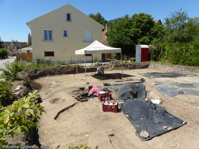 Vue générale du chantier des ateliers de potiers du haut Moyen âge (VIe-XIIe siècles) en cours de fouille à Sevrey (Saône-et-Loire). La densité et l'état de conservation des vestiges, principalement des fours et des dépotoirs, sont particulièrement remarquables pour la période carolingienne (VIIIe-IXe siècles). 