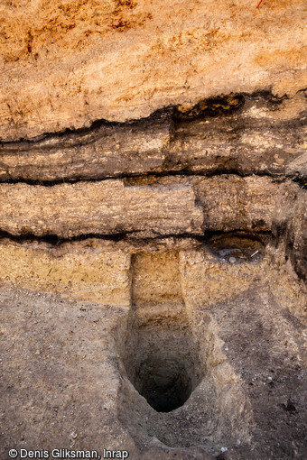 Vue zénithale de la coupe du tuf avec les trois niveaux de tourbe, sur le site archéologique à Angoulême (Charente)