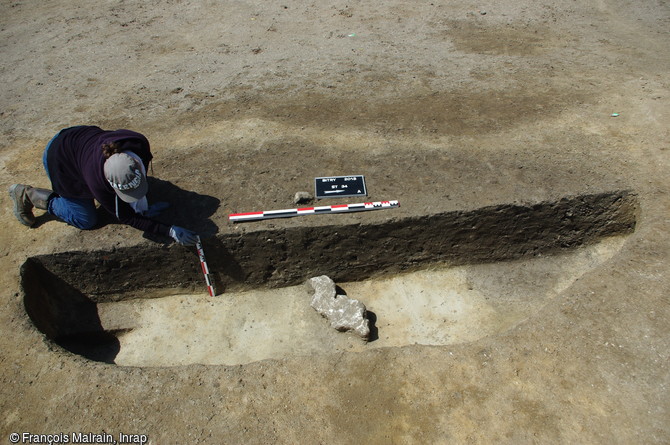 Vue d'une fosse atelier en cours de fouille, VIe siècle avant notre ère, à Bitry (Oise). A l'intérieur deux trous de poteaux ont été mis au jour, ils accueillaient peut-être les montants d'un métier à tisser.