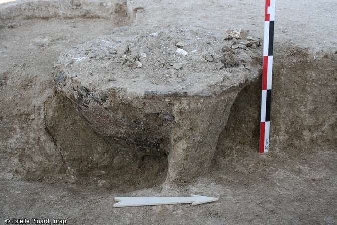 Urne cinéraire, premier âge du Fer, mise au jour dans une tombe sur le site de Bitry (Oise) 