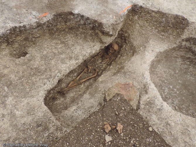 Vue générale d'une tombe du cimetière d'enfants de l'âge du Fer et des structures postérieures (fond de cabane et fosses) à Jort (Calvados)