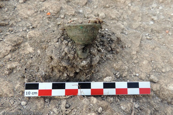 Clochette en alliage cuivreux, déposée dans une tombe d'enfant du cimetière de l'âge du Fer à Jort (Calvados)