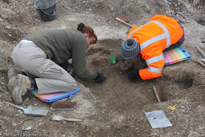 Sépulture du cimetière d'enfants de l'âge du Fer, en cours de fouille à Jort (Calvados).