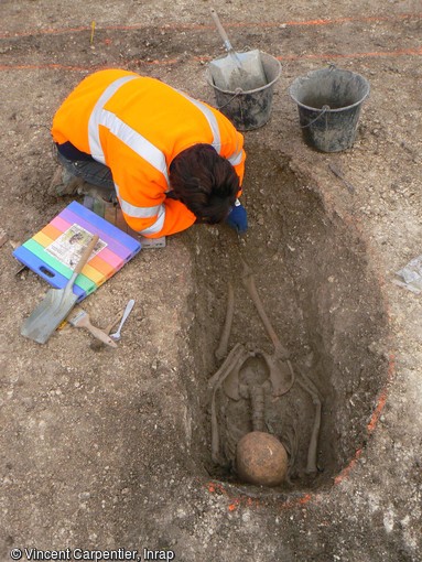 Sépulture du cimetière d'enfants de l'âge du Fer, en cours de fouille à Jort (Calvados).