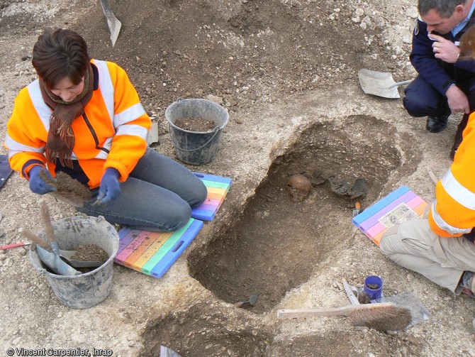 Sépulture du cimetière d'enfants de l'âge du Fer, en cours de fouille à Jort (Calvados).