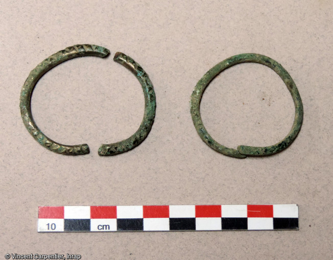 Bracelets en alliage cuivreux provenant d'une sépulture du cimetière d'enfants de l'âge du Fer à Jort (Calvados)
