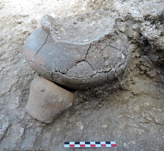 Céramiques accompagnant une sépulture du cimetière d'enfants de l'âge du Fer à Jort (Calvados)