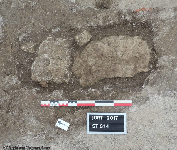 Coffrage formé de dalles de calcaire d'une sépulture du cimetière d'enfants de l'âge du Fer à Jort (Calvados)