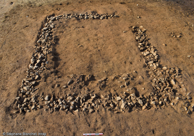 Fondations d'un bâtiment de l'Antiquité tardive ou du haut Moyen Âge sur le site de Ploudaniel-Plouédern (Finistère).