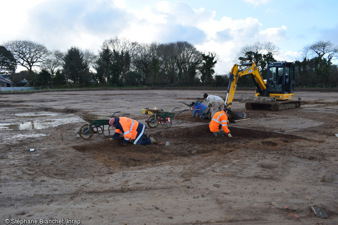 Fouille d'un bâtiment excavé du Moyen Âge sur le site de Ploudaniel-Plouédern (Finistère).