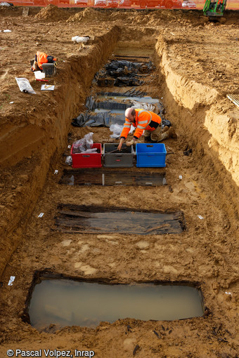 Fouille en cours de l'un des ossuaires d'une sépulture multiple regroupant 65 soldats environ de la Grande Guerre, sur le site de la nécropole provisoire de Spincourt (Meuse).
