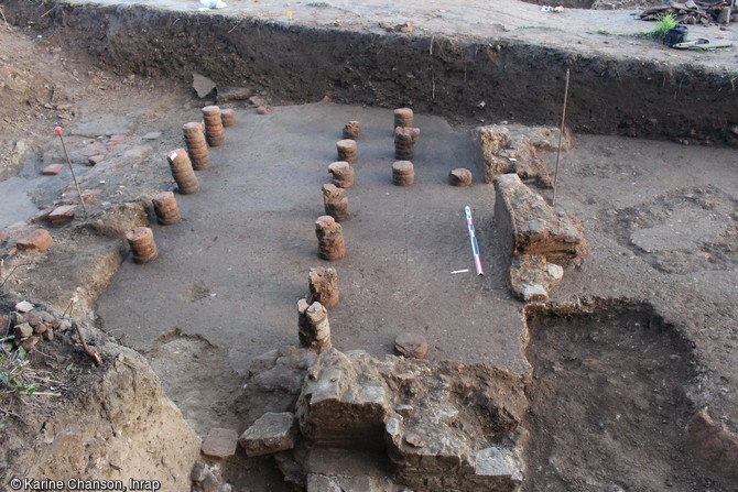 Pilettes rondes d'hypocauste (système de chauffage par le sol) mises au jour sur le site des thermes gallo-romains à Porbail (Manche). Ces pilettes disposées à intervalles réguliers, supportaient les dalles de béton des planchers supérieurs, sur lesquels étaient installées les baignoires et les piscines aujourd'hui disparues. 