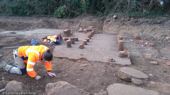 Vestiges d'un hypocauste (système de chauffage par le sol) à pilettes rondes mis au jour sur le site des thermes gallo-romains à Porbail (Manche). Ces pilettes disposées à intervalles réguliers, supportaient les dalles de béton des planchers supérieurs, sur lesquels étaient installées les baignoires et les piscines aujourd'hui disparues.