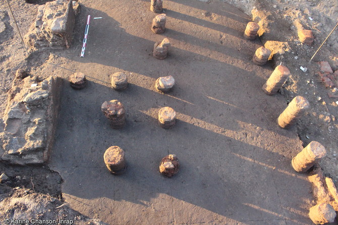 Pilettes rondes d'hypocauste (système de chauffage par le sol) mises au jour sur le site des thermes gallo-romains à Porbail (Manche). Ces pilettes disposées à intervalles réguliers, supportaient les dalles de béton des planchers supérieurs, sur lesquels étaient installées les baignoires et les piscines aujourd'hui disparues.