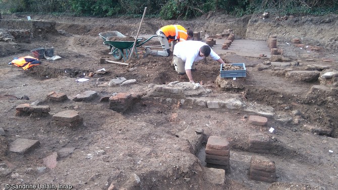 Vestiges d'hypocaustes (système de chauffage par le sol) sur le site des thermes gallo-romain à Portbail (Manche). Au premier plan, pilettes de section carrée ; au fond pilettes de section ronde. Ces pilettes disposées à intervalles réguliers supportaient les dalles de béton des planchers supérieurs, sur lesquels étaient installées les baignoires et les piscines.