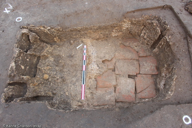 Dernière gâchée de chaux, reposant sur les tuiles tapissant le fond du bac de préparation de mortier de chaux, utilisé pour la construction des thermes gallo-romains de Portbail (Manche) 