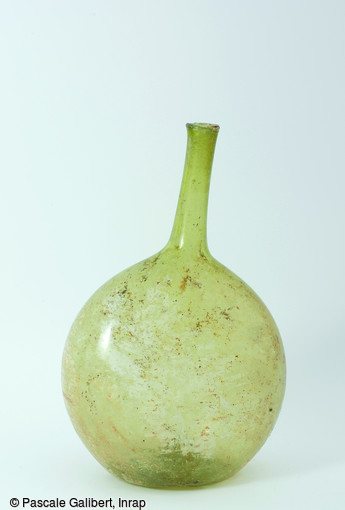 Bouteille en verre de type fiasque, fin XVIe - début XVIIe siècle.