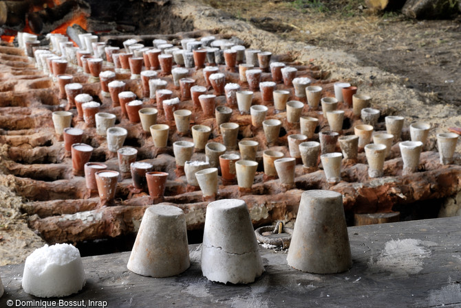   Expérimentation d'un four à sel gaulois.Étape 2 : fabrication du sel par bouillage des saumures. Cette reconstitution archéologique a été réalisée en 2000, d'après les vestiges d'un four mis à jour à Pont-Rémy, dans la Somme.     