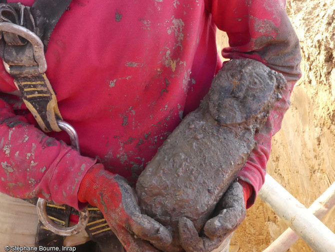 Statue gauloise découverte au fond d'un puits à Trémuson, (Côte-d'Armor) en 2019. Un remarquable ensemble de sculptures gauloises : quatre bustes enfouis au milieu du Ier siècle avant notre ère, dont celui d’un homme barbu et moustachu portant un torque autour du cou ont été mis au jour.