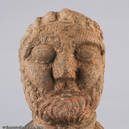 Figure d’un aristocrate gaulois retrouvée enfouie dans une fosse, Ier siècle avant notre ère, découvert à Trémuson ( Côtes-d'Armor), en 2019.Un remarquable ensemble de sculptures gauloises : quatre bustes enfouis au milieu du Ier siècle avant notre ère, dont celui d’un homme barbu et moustachu portant un torque autour du cou a été mis au jour.