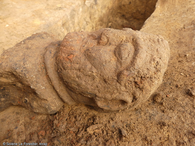  Figure d’un aristocrate gaulois avec un torque, retrouvée enfouie dans une fosse, Ier siècle avant notre ère.  Un remarquable ensemble de sculptures gauloises : quatre bustes enfouis au milieu du Ier siècle avant notre ère, dont celui d’un homme barbu et moustachu portant un torque autour du cou a été mis au jour. 