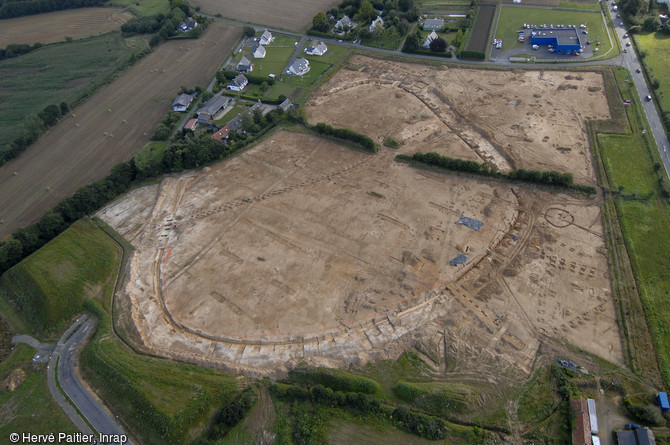Vue aérienne de l'enceinte et des tumulus du site de Lannion.