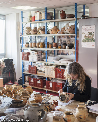 RECOLLER LES MORCEAUX    Le spécialiste des céramiques s’appelle le céramologue. La céramique est un indice chronologique précieux pour les sites archéologiques, car la technique de fabrication  et la forme des différents objets sont caractéristiques  pour chaque époque. Ici,une céramologue étudie une cruche médiévale.  