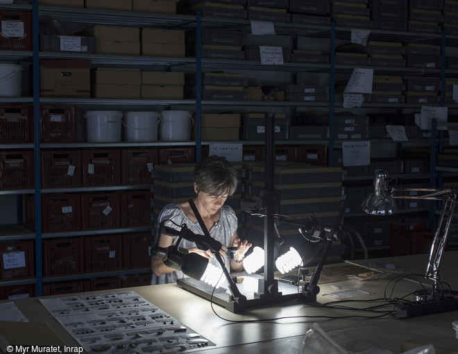   LA RECHERCHE CONTINUE AU LABO    La fouille n’est qu’une des étapes de la recherchearchéologique. Après cette « phase terrain », les études  se poursuivent au centre de recherches. L’ensemble des  vestiges y est analysé, inventorié, photographié, étudié.  Réalisation de photographies au centre de recherches  archéologiques de l’Inrap à Nîmes.    
