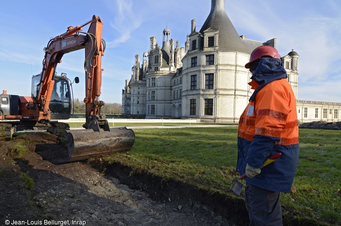 LE DIAGNOSTIC, REPÉRER LES VESTIGES    L’objectif du diagnostic est de repérer et caractériser les vestiges présents dans le sous-sol permettant aux services de l’État d’évaluer la nécessité ou non d’une fouille. Ici, à Chambord (Loir-et-Cher), il s’agit de repérer les traces d’occupation du site avant la construction du château.