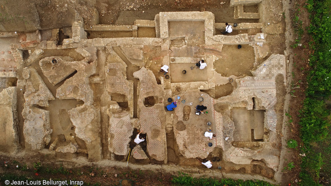 LA FOUILLE : UN TRAVAIL D’ÉQUIPE  La fouille archéologique consiste à étudier les vestigeset leur organisation dans l’espace. Les archéologues  effectuent le relevé des structures, des prélèvements  et conditionnent le mobilier archéologique, comme ici  lors de la fouille d’une vaste demeure aristocratique  antique à Auch (Gers).