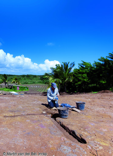 DES SOLS BAVARDS    Les archéologues repèrent les structures archéologiques d’après des modifications visibles à la surface des sols : changement de couleurs, de textures, de sédiments. Les structures repérées sont alors fouillées, comme ici à Goyave en Guadeloupe.  