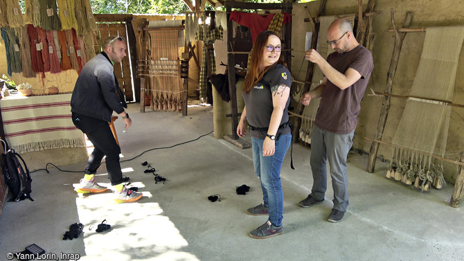 LES PREPARATIFS DU TOURNAGE   La tisserande du parc de Samara (Somme) est équipée d’une combinaison permettant d’enregistrer ses gestes pour la modélisation. 