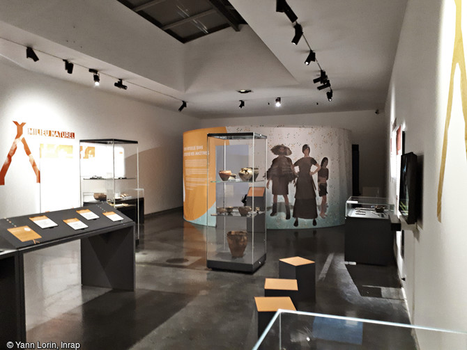 UNE STRUCTURE D'IMMERSION AU CŒUR D'UNE EXPOSITION   Dans l’exposition Habata, le visiteur coiffe un casque de réalité virtuelle et se plonge dans le quotidien de nos personnages. Il retrouve les vestiges archéologiques présentés en vitrine et les activités associées. L’expérience peut commencer ! 