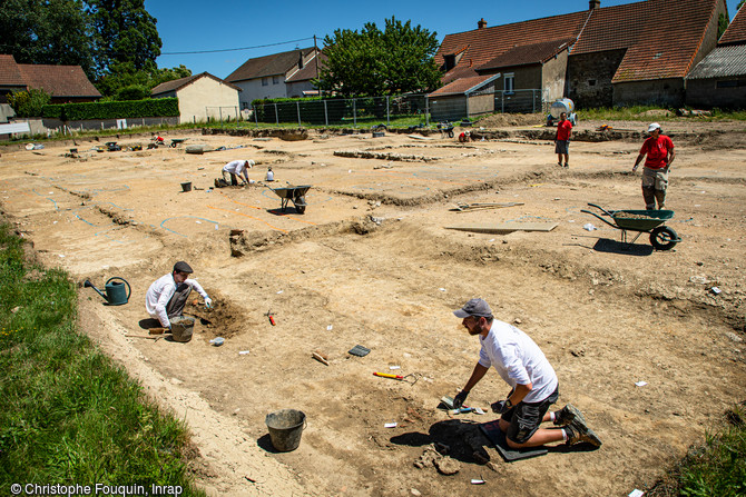 Vue générale du chantier en cours de fouille. Une nécropole située à proximité de l'église paléochrétienne de Saint-Pierre-L'Estrier a été découverte à Autun, (Saône-et-Loire), 2020.  La diversité de sépultures, dont des cercueils en plomb rares dans cette zone, vient enrichir la connaissance des pratiques funéraires paléochrétiennes, à la charnière de l’Antiquité et du Moyen Âge.    