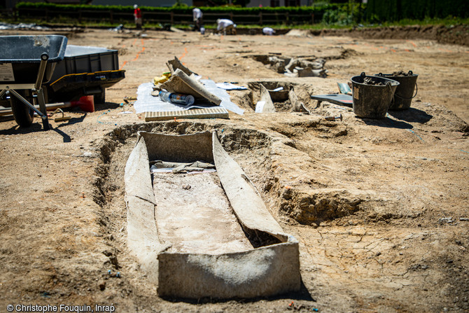 Cercueil en plomb en cours de dégagement. Une nécropole située à proximité de l'église paléochrétienne de Saint-Pierre-L'Estrier a été découverte à Autun, (Saône-et-Loire) en 2020. La diversité de sépultures, dont des cercueils en plomb rares dans cette zone, vient enrichir la connaissance des pratiques funéraires paléochrétiennes, à la charnière de l’Antiquité et du Moyen Âge.