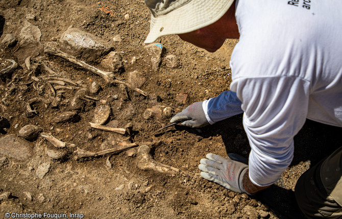 Sépulture en cours de fouille. Une nécropole, située à proximité de l'église paléochrétienne de Saint-Pierre-L'Estrier a été découverte à Autun, (Saône-et-Loire), 2020. La diversité de sépultures, dont des cercueils en plomb rares dans cette zone, vient enrichir la connaissance des pratiques funéraires paléochrétiennes, à la charnière de l’Antiquité et du Moyen Âge.