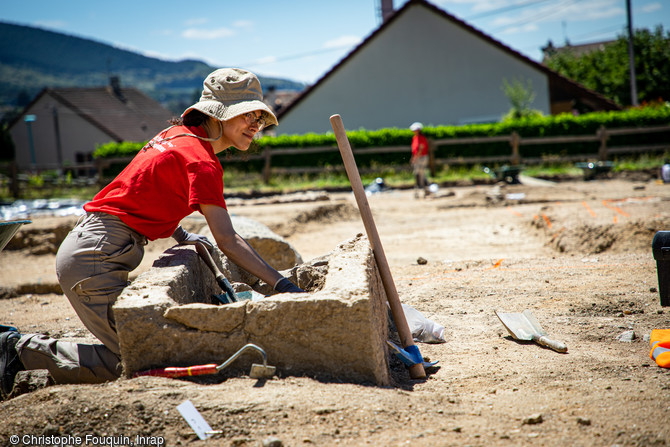 Fouille en cours d’un sarcophage en pierre de la nécropole découverte à Autun, (Saône-et-Loire) en 2020. La diversité de sépultures, dont des cercueils en plomb rares dans cette zone, vient enrichir la connaissance des pratiques funéraires paléochrétiennes, à la charnière de l’Antiquité et du Moyen Âge.