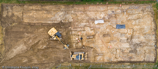 Vue aérienne zénithale du chantier de fouille, pendant le décapage. Une nécropole,située à proximité de l'église paléochrétienne de Saint-Pierre-L'Estrier a été découverte à Autun (saoone-et-Loire)en 2020. La diversité de sépultures, dont des cercueils en plomb rares dans cette zone, vient enrichir la connaissance des pratiques funéraires paléochrétiennes, à la charnière de l’Antiquité et du Moyen Âge.