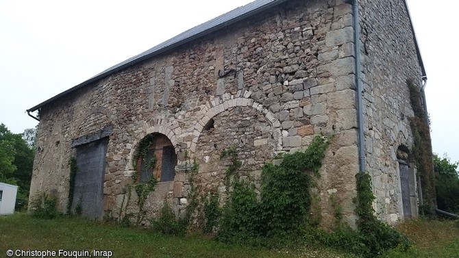 Église de Saint-Pierre-l’Estrier, classée au titre des monuments historiques. Une nécropole, située à proximité de cette église paléochrétienne a été découverte à Autun, (Saône-et-Loire)en 2020. La diversité de sépultures, dont des cercueils en plomb rares dans cette zone, vient enrichir la connaissance des pratiques funéraires paléochrétiennes, à la charnière de l’Antiquité et du Moyen Âge.