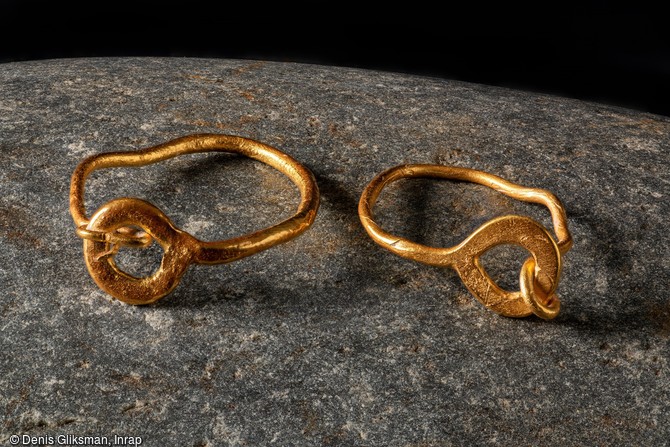 Boucles d’oreille en or, retrouvées dans la tombe en cercueil de plomb d’un jeune enfant, découvertes dans une importante nécropole de l'Antiquité tardive à proximité de l’église paléochrétienne de Saint-Pierre-l’Estrier, à Autun (Saône-et Loire) en 2020.  