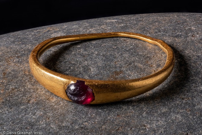 Bague en or avec grenat, retrouvée dans la sépulture d’un enfant ou d’un adolescent, découverte au sein de la nécropole de l'Antiquité tardive d'Autun (Saône-et-Loire), en 2020.