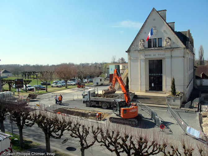 Vue générale du site, à l’est de l’ancienne église Saint-Honoré de Buzançais (Indre) aujourd’hui détruite et située sous l’actuel hôtel-de-ville. L’extrémité sud de la tranchée (à gauche sur la photographie) correspond à l’emplacement supposé de l’enceinte médiévale et de son fossé.