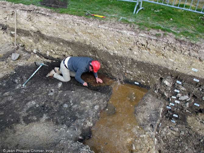 Fouille des premiers niveaux archéologiques du Moyen Âge (Xe siècle). À droite, les structures en creux qui caractérisent cette occupation : fosses, trous de poteaux et silo à grain, mises au jour à Buzançais (Indre) 2020.