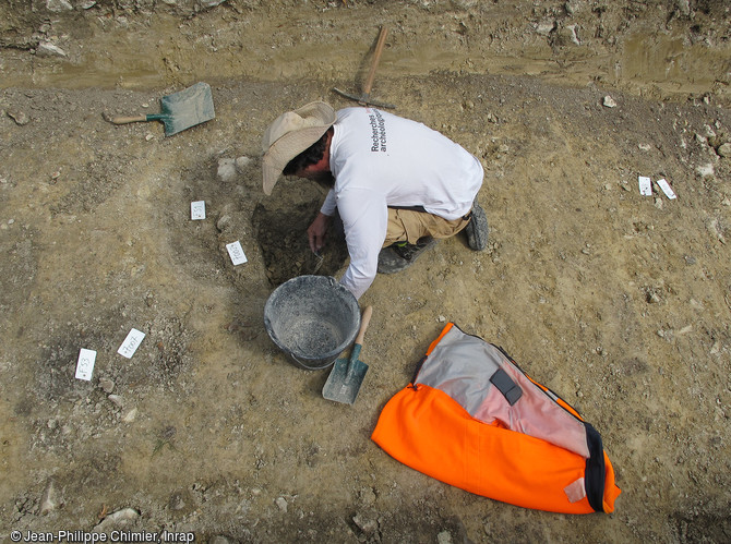 Fouille en cours d’un silo médiéval, découvert à Buzançais (Indre), en 2020.