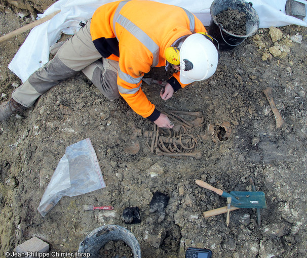 Fouille en cours de la sépulture F3, datée entre 776 et 971 par analyse radiocarbone, découverte à Buzançais (Indre) en 2020.   