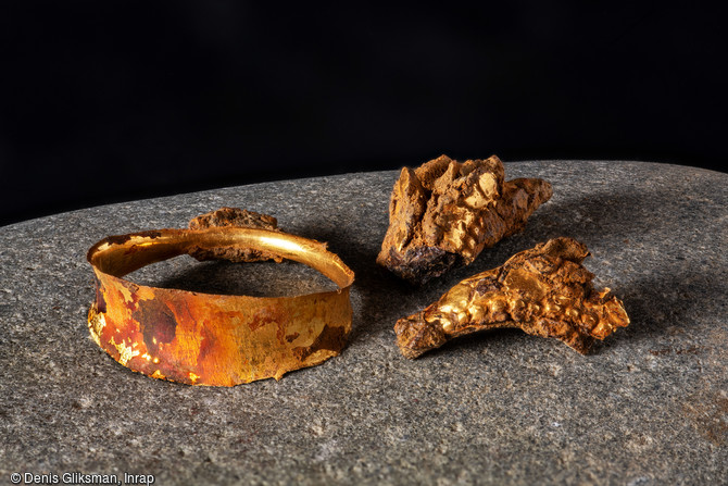Bague en or (fragmentée) découverte à Alba-La-Romaine (Ardèche), 2021. Un alignement spectaculaire de foyers de la Protohistoire ainsi qu'un ensemble funéraire antique ont été mis au jour. Ce dernier a livré un mobilier exceptionnellement bien conservé. <div class= field-items