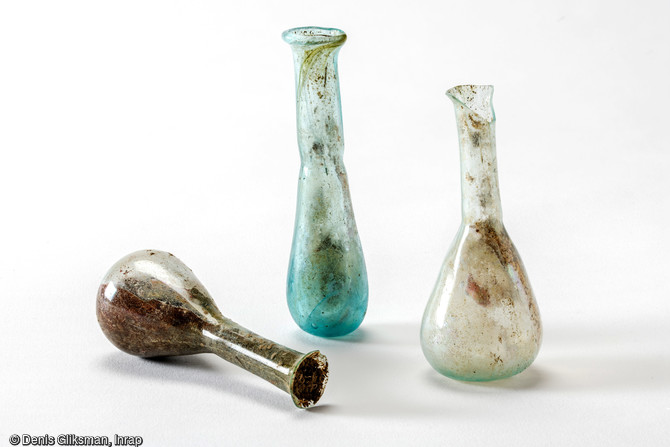 Balsamaires en verre soufflés découverts à Alba-La-Romaine (Ardèche), 2021.  Un alignement spectaculaire de foyers de la Protohistoire ainsi qu'un ensemble funéraire antique ont été mis au jour. Ce dernier a livré un mobilier exceptionnellement bien conservé.